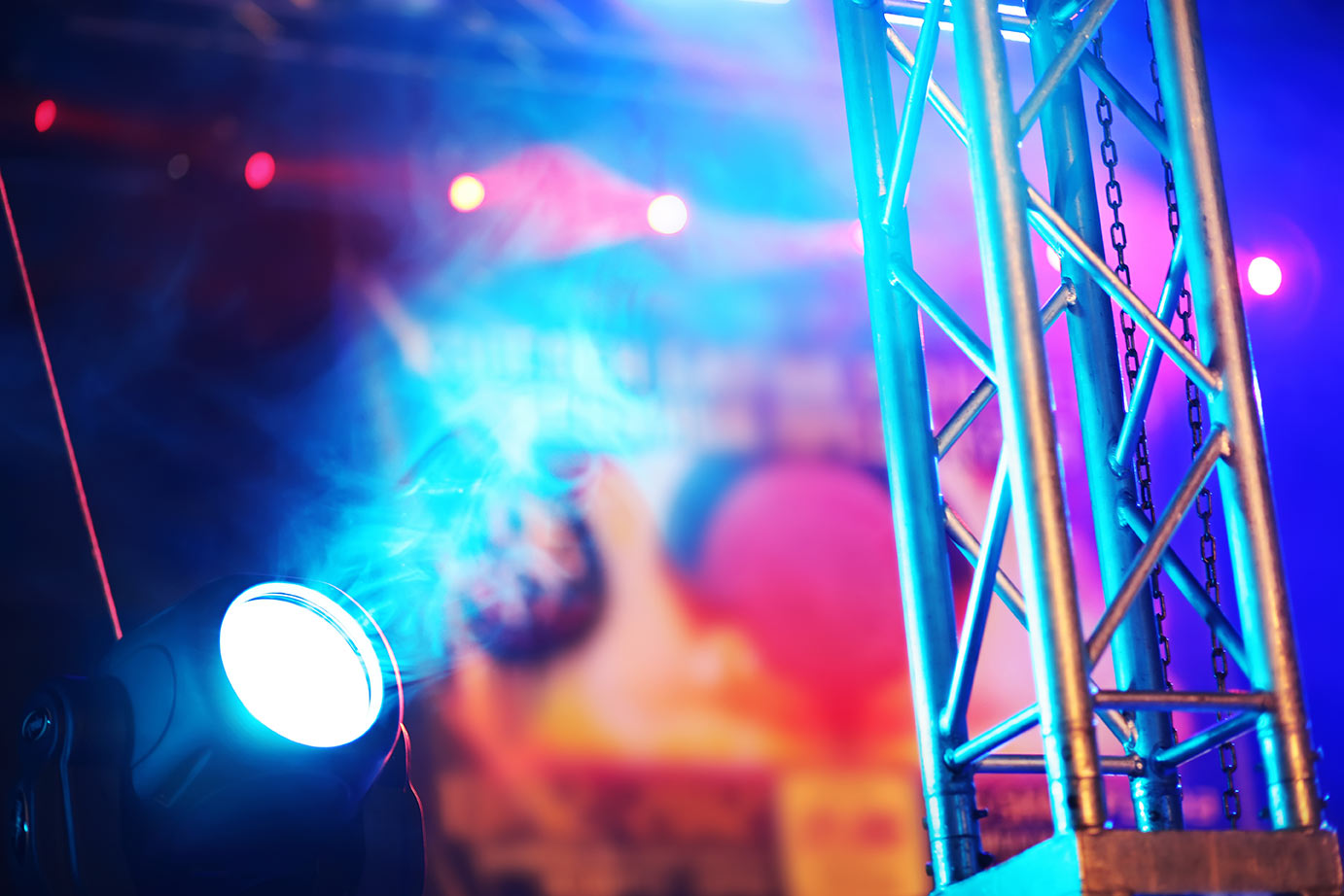 Un DJ professionnel passionné par son métier à Saint-Maximin-la-Sainte-Baume